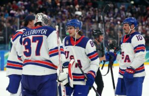 Por que o jogo de hóquei pela medalha de ouro EUA-Canadá acontece às 8h10 ET no domingo? Os jogadores de hóquei no gelo da equipe dos EUA Connor Hellebuyck, Jack Hughes e JT Miller comemoram sua vitória na semifinal.