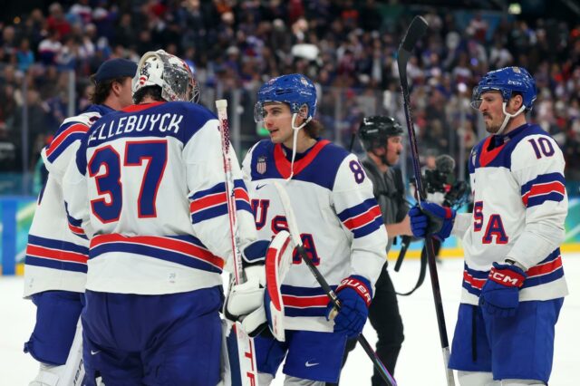 Por que o jogo de hóquei pela medalha de ouro Os jogadores de hóquei no gelo da equipe dos EUA Connor Hellebuyck, Jack Hughes e JT Miller comemoram sua vitória na semifinal.