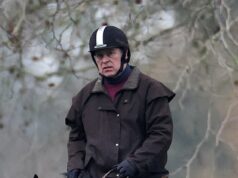 Por que o rei Charles não aguentou mais Andrew em Windsor e o mandou embora mais cedo… mas onde está Fergie? O irmão mais novo do rei deveria se mudar para uma acomodação temporária na propriedade de Sandringham na terça-feira da próxima semana (Foto: Andrew visto em público pela última vez na segunda-feira)