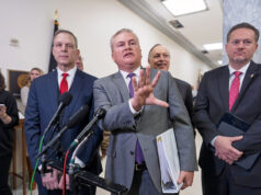 Por que os republicanos vão se arrepender de ter forçado os Clinton a testemunhar ARQUIVO - O ex-presidente Bill Clinton e a ex-secretária de Estado Hillary Clinton ouvem durante o funeral de estado do ex-presidente Jimmy Carter na Catedral Nacional de Washington, em Washington, 9 de janeiro de 2025. (AP Photo/Jacquelyn Martin, Arquivo)