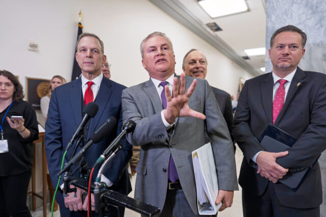 ARQUIVO - O ex-presidente Bill Clinton e a ex-secretária de Estado Hillary Clinton ouvem durante o funeral de estado do ex-presidente Jimmy Carter na Catedral Nacional de Washington, em Washington, 9 de janeiro de 2025. (AP Photo/Jacquelyn Martin, Arquivo)