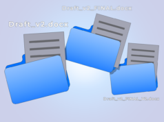 Por que todo mundo está migrando para o histórico de versões do Google Docs (e você também deveria) Um smartphone com o logotipo do Google Docs, ícone de microfone, balão de comentários e ícone de engrenagem em um fundo azul