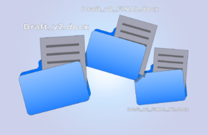 Por que todo mundo está migrando para o histórico de versões do Google Docs (e você também deveria) Um smartphone com o logotipo do Google Docs, ícone de microfone, balão de comentários e ícone de engrenagem em um fundo azul