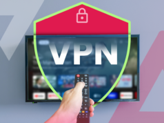 Por que você não deve usar uma VPN gratuita Um escudo VPN azul posicionado na frente do escudo VPN do Google, cercado por ícones flutuantes de uma chave, um cadeado e cifrões.