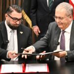 O Ministro da Justiça sírio do governo interino, Mazhar Al Wais (E), o Primeiro Ministro Libanês Nawaf Salam (2-L), o Vice-Primeiro Ministro Libanês Tarek Mitri (2-R) e o Ministro da Justiça Libanês Adel Nassar (R) posam para uma fotografia antes da assinatura de um acordo judicial histórico no Palácio do Governo em Beirute, Líbano, 06 de fevereiro de 2026. O Líbano e a Síria assinaram um acordo judicial histórico permitindo que presos condenados sejam transferidos do país para onde sua sentença foi emitida. seu país de nacionalidade. Isto marca um passo significativo na cooperação judicial entre os dois vizinhos. O acordo aplica-se a centenas de detidos sírios atualmente detidos em prisões libanesas, com a implementação inicial prevista para transferir aproximadamente 300 prisioneiros sírios para a Síria. EPA/WAEL HAMZEH