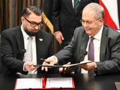 Porque é que a questão do repatriamento de prisioneiros sírios do Líbano é complicada? O Ministro da Justiça sírio do governo interino, Mazhar Al Wais (E), o Primeiro Ministro Libanês Nawaf Salam (2-L), o Vice-Primeiro Ministro Libanês Tarek Mitri (2-R) e o Ministro da Justiça Libanês Adel Nassar (R) posam para uma fotografia antes da assinatura de um acordo judicial histórico no Palácio do Governo em Beirute, Líbano, 06 de fevereiro de 2026. O Líbano e a Síria assinaram um acordo judicial histórico permitindo que presos condenados sejam transferidos do país para onde sua sentença foi emitida. seu país de nacionalidade. Isto marca um passo significativo na cooperação judicial entre os dois vizinhos. O acordo aplica-se a centenas de detidos sírios atualmente detidos em prisões libanesas, com a implementação inicial prevista para transferir aproximadamente 300 prisioneiros sírios para a Síria. EPA/WAEL HAMZEH