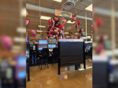 Postagem viral gera debate sobre as máquinas de jogo Kroger na Geórgia A postagem viral gera debate sobre as máquinas de jogo Kroger na Geórgia. Uma seção dentro de um supermercado chamada “Georgia Skill Games” com máquinas caça-níqueis atrás de divisórias escuras, com cadeiras na frente e balões em forma de coração exibidos acima da área.