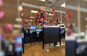 Postagem viral gera debate sobre as máquinas de jogo Kroger na Geórgia A postagem viral gera debate sobre as máquinas de jogo Kroger na Geórgia. Uma seção dentro de um supermercado chamada “Georgia Skill Games” com máquinas caça-níqueis atrás de divisórias escuras, com cadeiras na frente e balões em forma de coração exibidos acima da área.