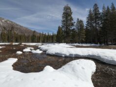 Pouca neve na Califórnia e no oeste enquanto um inverno quente se aproxima do fim A pesquisa de neve é realizada na cordilheira a aproximadamente 90 milhas a leste de Sacramento, na saída da Rodovia 50, no condado de El Dorado.
