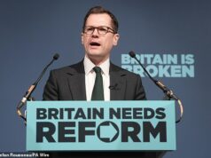 “Pouco antes de eu sair, os conservadores tiveram um dia fora e concluíram que a Grã-Bretanha não está quebrada. Eles devem estar andando por ruas diferentes da minha”, disse Robert Jenrick a ANDREW PIERCE Robert Jenrick fazendo seu primeiro discurso como porta-voz do Tesouro do Reino Unido na cidade de Londres em 18 de fevereiro