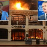 Um prédio do banco Chase consumido pelo fogo, com fumaça laranja e chamas saindo de suas janelas e portas.