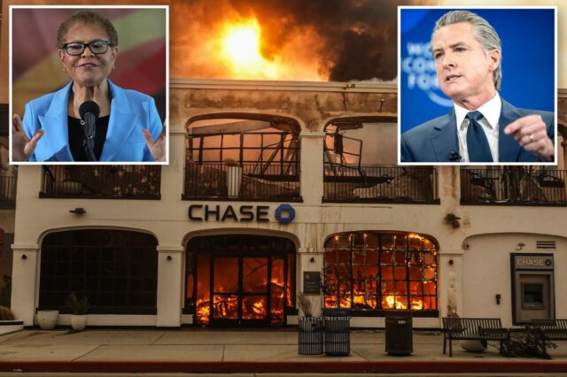 Um prédio do banco Chase consumido pelo fogo, com fumaça laranja e chamas saindo de suas janelas e portas.