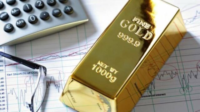 Preços mundiais do ouro caem 11% em relação ao recorde, investidores se aglomeram realizando lucros após longa alta
