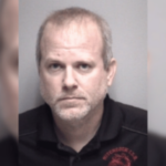 Foto de reserva de Christopher Armacost mostrada em um gráfico de prisões recentes listando uma acusação de envolvimento em atividade criminosa organizada, crime. Prefeito de Hitchcock preso após investigação abrangente de jogos de azar ter como alvo operações da Prefeitura