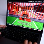 Uma criança é vista jogando na plataforma Roblox. A plataforma não será incluída na proibição de mídia social da Austrália.