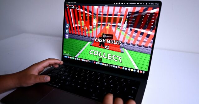 Preocupações urgentes sobre a segurança infantil na popular plataforma de Uma criança é vista jogando na plataforma Roblox. A plataforma não será incluída na proibição de mídia social da Austrália.