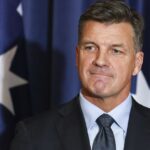 Sussan Ley discursa à mídia após uma reunião do Partido Liberal no Parlamento em Canberra na sexta-feira, 13 de fevereiro de 2026. fedpol Foto: Alex Ellinghausen