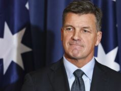 Presente de despedida de Ley dá dor de cabeça ‘confusa’ ao novo líder da oposição Sussan Ley discursa à mídia após uma reunião do Partido Liberal no Parlamento em Canberra na sexta-feira, 13 de fevereiro de 2026. fedpol Foto: Alex Ellinghausen