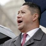 O presidente da Câmara, Mike Johnson, R-La., Se reúne com repórteres enquanto os republicanos lutam com um plano para lidar com os crescentes custos de saúde, no Capitólio em Washington, terça-feira, 16 de dezembro de 2025. (AP Photo/J. Scott Applewhite)