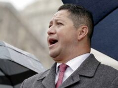 Presidente da Câmara protege legislador republicano para salvar sua maioria O presidente da Câmara, Mike Johnson, R-La., Se reúne com repórteres enquanto os republicanos lutam com um plano para lidar com os crescentes custos de saúde, no Capitólio em Washington, terça-feira, 16 de dezembro de 2025. (AP Photo/J. Scott Applewhite)