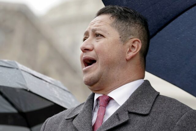 Presidente da Câmara protege legislador republicano para salvar sua maioria O presidente da Câmara, Mike Johnson, R-La., Se reúne com repórteres enquanto os republicanos lutam com um plano para lidar com os crescentes custos de saúde, no Capitólio em Washington, terça-feira, 16 de dezembro de 2025. (AP Photo/J. Scott Applewhite)