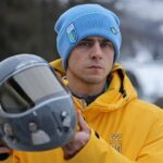 Presidente olímpico começa a chorar quando atleta ucraniano é expulso dos Jogos de Inverno por tentar usar capacete proibido que homenageava atletas mortos na guerra com a Rússia