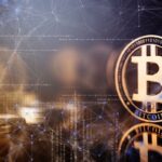 Gold Bitcoin cercado por tabelas e gráficos.