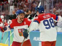 Previsão Dinamarca x Tcheca: probabilidades, escolhas e melhor aposta no hóquei olímpico masculino Os jogadores dinamarqueses de hóquei no gelo Lars Eller, Oliver Bjorkstrand e Nikolaj Ehlers em uniformes vermelhos e brancos durante uma partida nos Jogos Olímpicos de Inverno de Milão Cortina 2026.