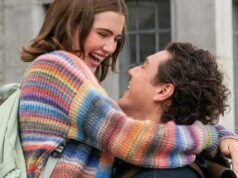 Prime Video renova ‘Off Campus’ para a temporada do segundo ano antes da estreia da série Uma mulher loira está rindo e segurando um cachorrinho vestido com uma roupa roxa e rosa. Ela está vestida com uma jaqueta rosa brilhante, óculos escuros vermelhos e um telefone rosa preso à orelha. O fundo mostra um ambiente externo desfocado com pessoas e vegetação.