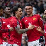 Casemiro comemora com seus companheiros durante a partida de futebol da Premier League entre Manchester United e Fulham, em Old Trafford, em Manchester, Inglaterra, em 2026.
