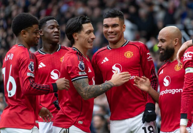 'Principais mudanças…' Kobbie Mainoo e três estrelas do Man Utd Casemiro comemora com seus companheiros durante a partida de futebol da Premier League entre Manchester United e Fulham, em Old Trafford, em Manchester, Inglaterra, em 2026.