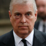 SANDRINGHAM, NORFOLK - FEVEREIRO 19: Um homem sai de um carro sem identificação na casa de Andrew Mountbatten-Windsor em 19 de fevereiro de 2026 em Sandringham, Norfolk. Andrew Mounbatten-Windsor foi preso sob suspeita de má conduta em cargo público, após investigação policial sobre os arquivos de Epstein recentemente divulgados. O ex-príncipe continua a negar qualquer irregularidade. (Foto de Peter Nicholls/Getty Images)