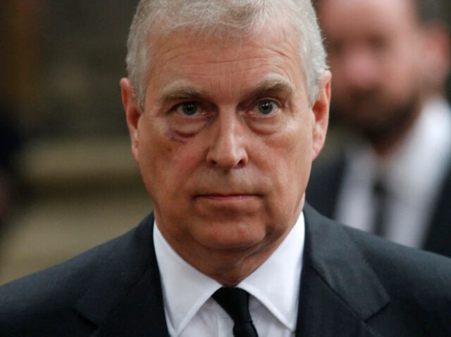 SANDRINGHAM, NORFOLK - FEVEREIRO 19: Um homem sai de um carro sem identificação na casa de Andrew Mountbatten-Windsor em 19 de fevereiro de 2026 em Sandringham, Norfolk. Andrew Mounbatten-Windsor foi preso sob suspeita de má conduta em cargo público, após investigação policial sobre os arquivos de Epstein recentemente divulgados. O ex-príncipe continua a negar qualquer irregularidade. (Foto de Peter Nicholls/Getty Images)