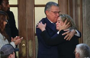 Prisioneiro político venezuelano detido na infame prisão de Maduro, em Caracas, reencontra-se com a sobrinha durante o Estado da União Enrique Márquez abraça sua sobrinha Alejandra Gonzales durante o discurso do presidente Donald Trump sobre o Estado da União em 24 de fevereiro de 2026.