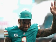 Probabilidades da próxima equipe de Tua Tagovailoa: um favorito surge à medida que rumores comerciais aumentam Tua Tagovailoa é demitida por Payton Wilson e Alex Highsmith durante um jogo de futebol americano da NFL.