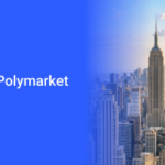 O processo de Nova York acusa a Polymarket de administrar uma plataforma ilegal de jogos de azar esportivos. Imagem dividida com o logotipo da Polymarket em um fundo azul sólido à esquerda e o horizonte da cidade de Nova York à direita, apresentando o Empire State Building em primeiro plano.