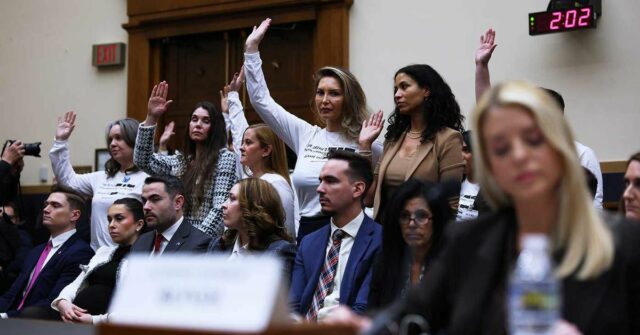 Pam Bondi recusou-se a virar-se para enfrentar as vítimas de Jeffrey Epstein.