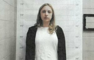 Professora de escola católica feminina da Louisiana é presa por abusar de estudante Professor do ensino médio de Broussard acusado de supostos crimes sexuais após ser nomeado professor do ano
