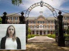 Professora de escola particular só para meninas de Nova Orleans é presa após supostas mensagens sexuais descobertas no telefone de uma aluna Mugshot de Teddi Page, professor de uma escola particular de Nova Orleans, em frente a um gráfico de altura.