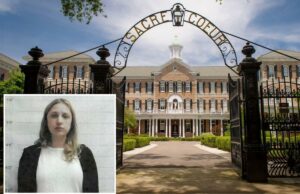 Professora de escola particular só para meninas de Nova Orleans é presa após supostas mensagens sexuais descobertas no telefone de uma aluna Mugshot de Teddi Page, professor de uma escola particular de Nova Orleans, em frente a um gráfico de altura.