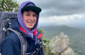 Profissionais de saúde ‘roubaram’ da criança a chance de sobrevivência, dizem pais enlutados O legista vitoriano David Ryan realizou um inquérito sobre a morte de Max e as intervenções feitas a ele antes e hoje descobriu que vários passos foram perdidos pelos profissionais médicos.