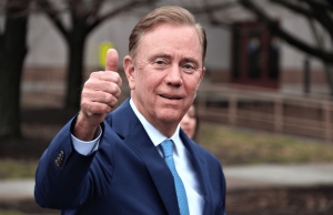 Projeto de lei de Lamont visa mercados de previsão após ações de fiscalização de apostas esportivas em Connecticut O projeto de lei de Lamont visa os mercados de previsão após as ações de fiscalização das apostas esportivas em Connecticut. Em um inverno nevoento, quarta-feira, 4 de janeiro de 2023, o governador de Connecticut, Ned Lamont, a tenente-governadora Susan Bysiewicz, oficiais constitucionais e representantes estaduais e senadores foram empossados para novos mandatos no edifício do Capitólio do estado e no governador William A. O'Neill State Armory em Hartford, CT. Fora do Armony, o governador Lamont ouviu uma saudação de obus de 19 canhões e caminhou até o Capitólio do Estado. Mais tarde, ele proferiu seu discurso sobre o estado do estado de 2023 antes de uma sessão conjunta da Assembleia Geral na Câmara da Câmara.