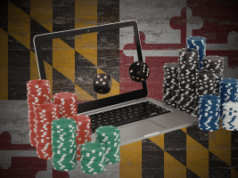 Projeto de lei de Maryland visa hosts globais da web em vez de jogos de azar online, mas especialistas jurídicos alertam que a aplicação pode ser problemática se você olhar para a definição que vimos antes, de jogos online ilegais, ela inclui jogos de azar, mas não jogos de habilidade. Então, se a intenção, e não está claro para mim, se a intenção é gerar ganhos ilegais de habilidade, isso está em conflito com, você sabe, décadas e décadas de jurisprudência de Maryland de que um jogo de habilidade não é jogo ilegal. Ilustração de um laptop exibindo dados rolantes, cercado por pilhas de fichas de cassino, contra um fundo desgastado da bandeira do estado de Maryland, simbolizando a legislação de jogos de azar on-line em Maryland.