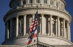 Projeto de lei paralisado que permite que prestadores de cuidados de saúde neguem tratamento com base em suas crenças retornará Yahoo news home