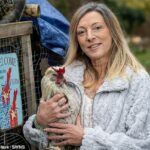 Sue Farthing, 58 (foto com o Coronel) disse que o incidente foi uma 'insanidade'