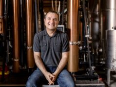 Proprietário de uma pequena empresa de Los Angeles adota uma abordagem de esperar para ver depois que as tarifas de Trump são derrubadas Melkon Khosrovian, proprietário da Destilaria Greenbar, sentado em frente ao equipamento da destilaria.