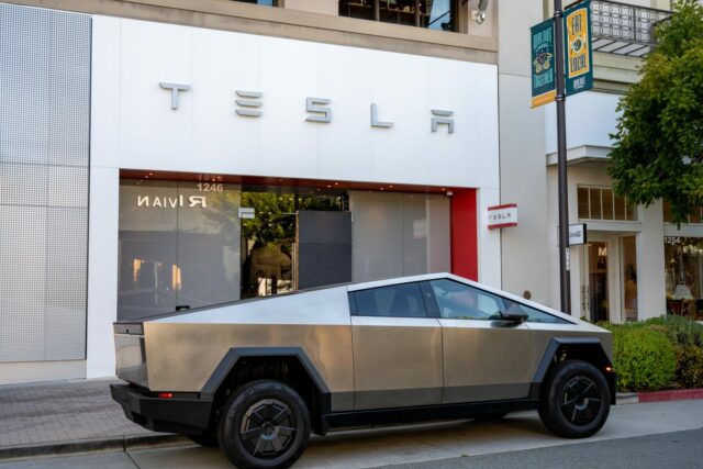 Proprietário do Cybertruck processa Tesla em mais de US$ 1 milhão após falha do piloto automático em Houston
