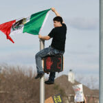 Protestos anti-ICE liderados por escolas tornam-se cada vez mais violentos, colocando crianças em perigo