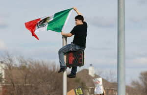 Protestos anti-ICE liderados por escolas tornam-se cada vez mais violentos, colocando crianças em perigo Protestos anti-ICE liderados por escolas tornam-se cada vez mais violentos, colocando crianças em perigo