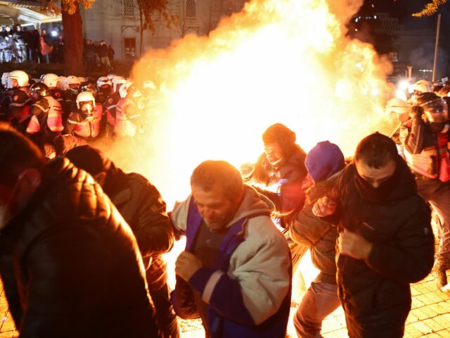 Protestos antigovernamentais na Albânia tornam-se violentos, pelo menos 13 presos
